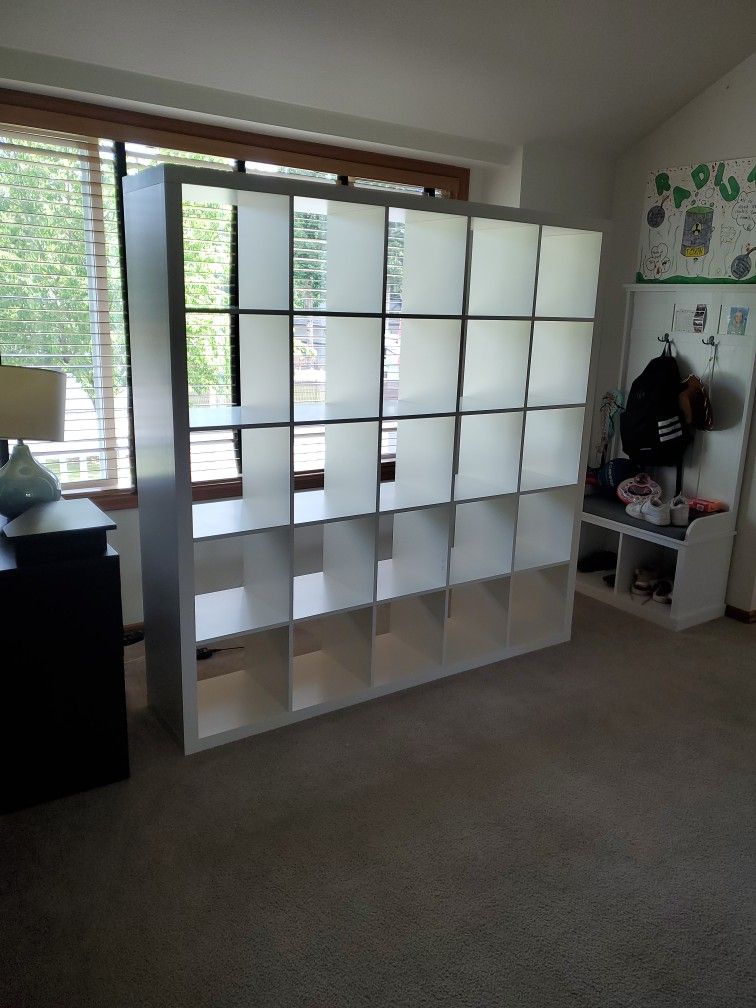 Bookshelf / Shelves / Cubbies