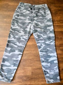 Women's  Camo jeans. Knox Rose brand.