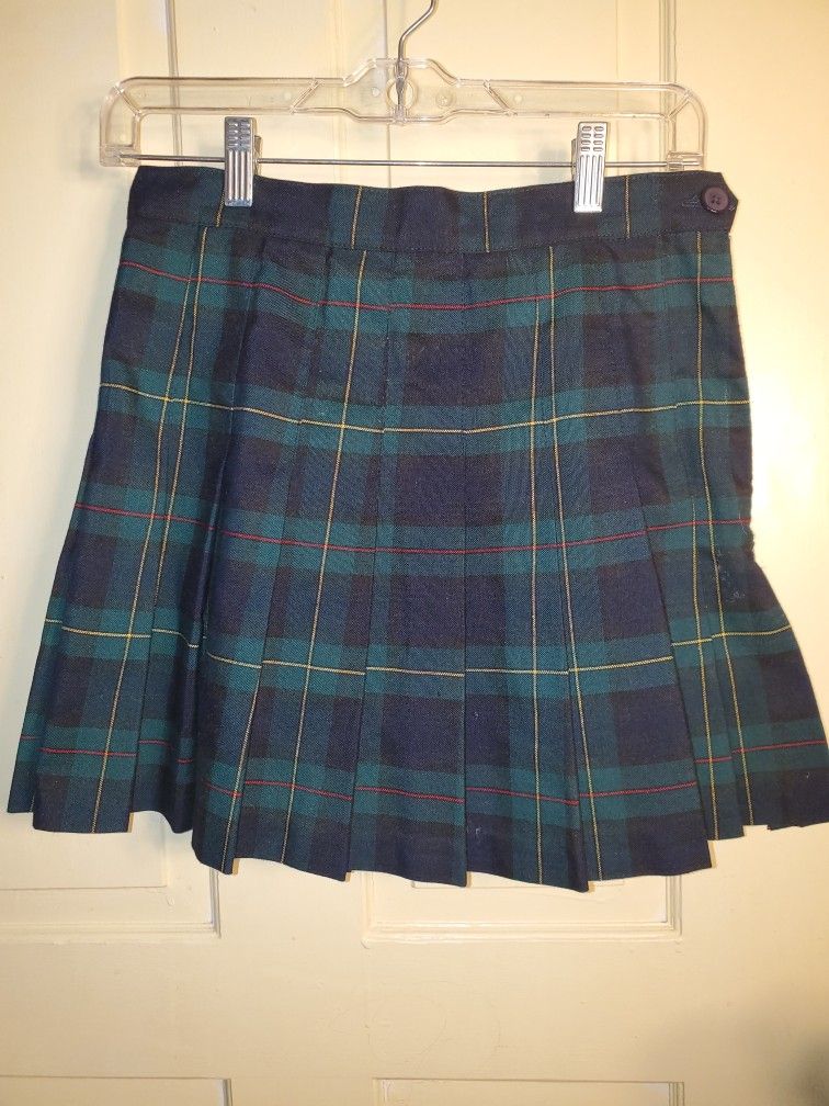 The American Apparel Women's Plaid Tennis Skirt in Green Plaid, Size M is a stylish and versatile piece perfect for casual occasions. Made from polyes