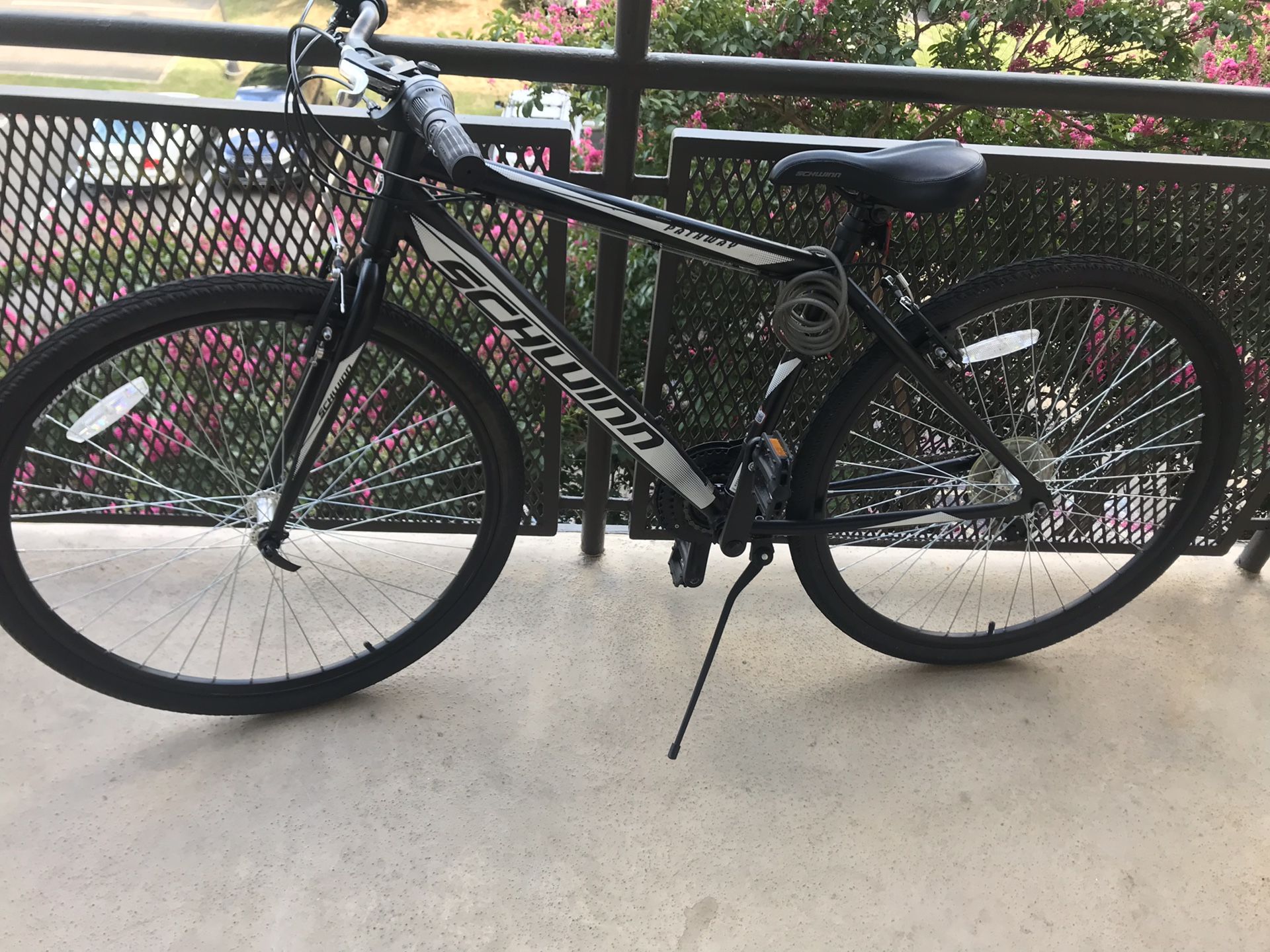 Schwinn Pathway Multi- use Bike, 18 speed 700 c wheels ( almost brand new )