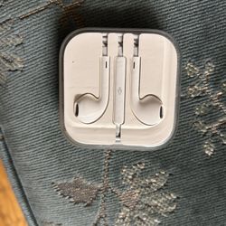 Apple EarPods with 3.5mm Headphone Plug – Original Case Included