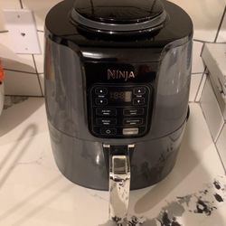 Ninja Air Fryer, Roast, Bake, Air Fry, Roast, Broil, Reheats, & Dehydrates, 4-in-1, Fries, Frozen Food, Veggies, and Juicy Meat, Less Oil, Easy Meals,