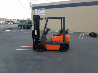 Toyota forklift 3 stage side shift pneumatic 3000 lb capacity ready to start work