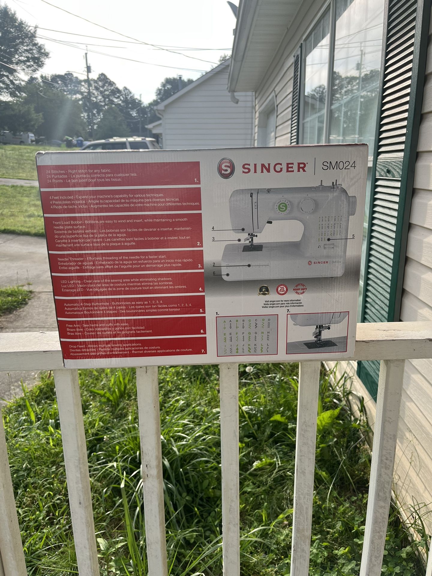 SINGER Sewing machine( BRAND NEW)