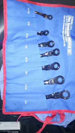 Swivel head ratcheting wrench set