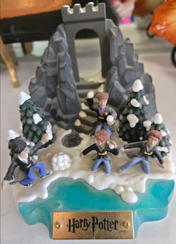 Harry Potter Diorama Resin Snowball Fight Hogwarts Collectible-PLEASE READ DESCRIPTION