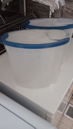 Rubbermaid 1 1/2 gal containers (2)