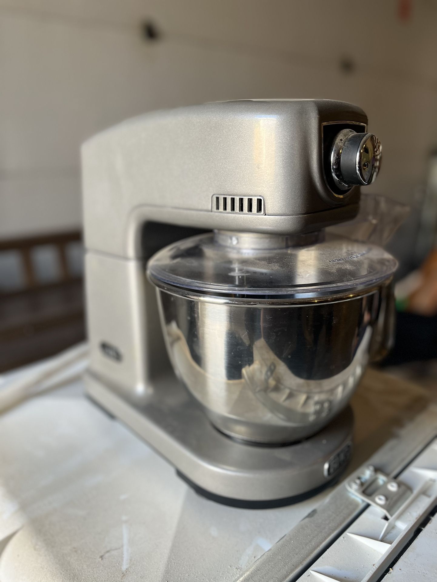 Kitchen Mixer With Splatter Guard And Paddle Attachment