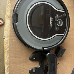 Shark Vacuum ION ROBOT R750 W / Charger