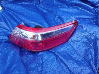 Passenger side OEM Tail Light Assembly Red and Clear Toyota Camry 2007-2009