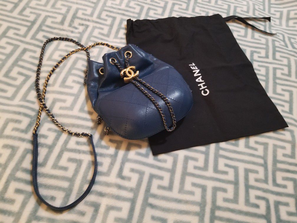 Chanel Bucket Bag from Cruise 2019 Collection: in Calfskin -Navy