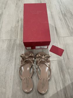 Valentino Garavani Rockstud Thongs Size 36 / Nude