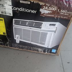 LG 24,500 BTU 230V Window-Mounted Air Conditioner with Remote Control