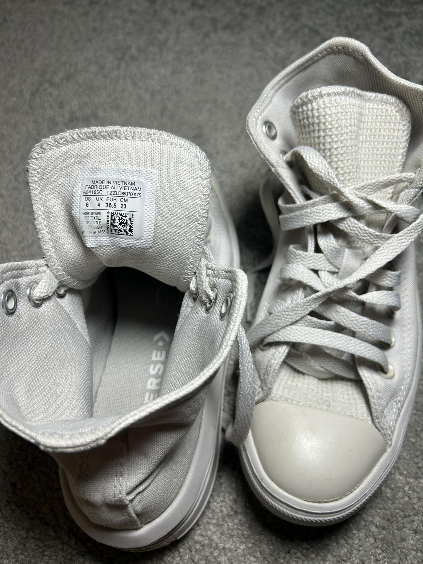 Converse Run Star Hike High Tops – White (Women’s Size 6 / Men’s Size 4)