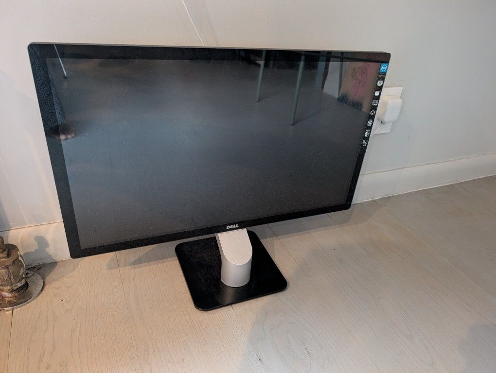 Dell Monitor.  24 " Montior.  No Cables