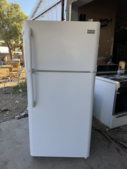 FRIGIDAIRE REFRIGERATOR 