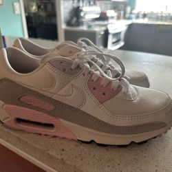 Pair Of Nike Air Max Women’s Sneakers (8.5)