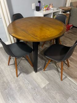 Beautiful Solid Wood Table and 4 Chairs — Excellent Condition