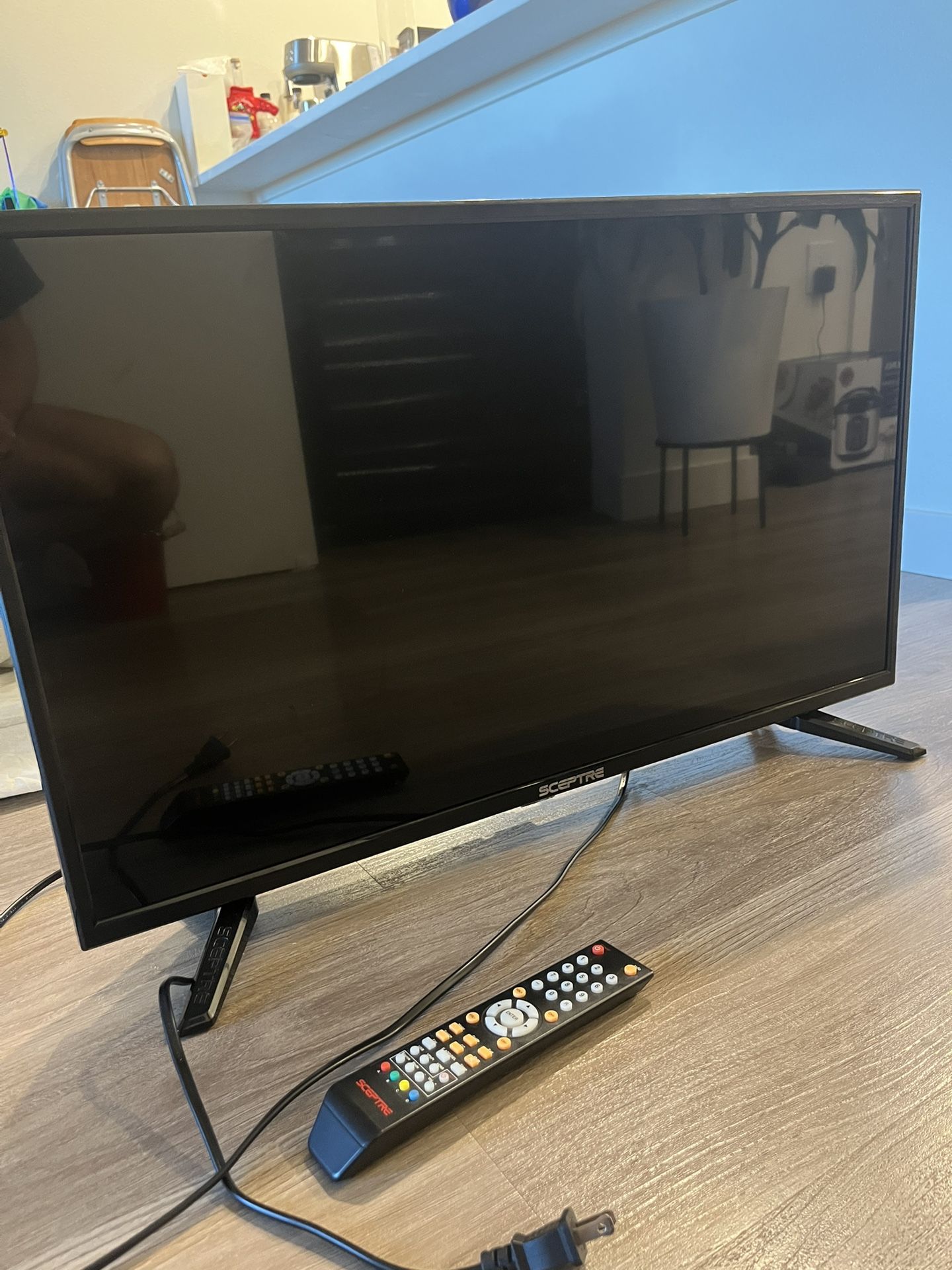 Sceptre 28” TV / Small Monitor . Bonus wall mount !
