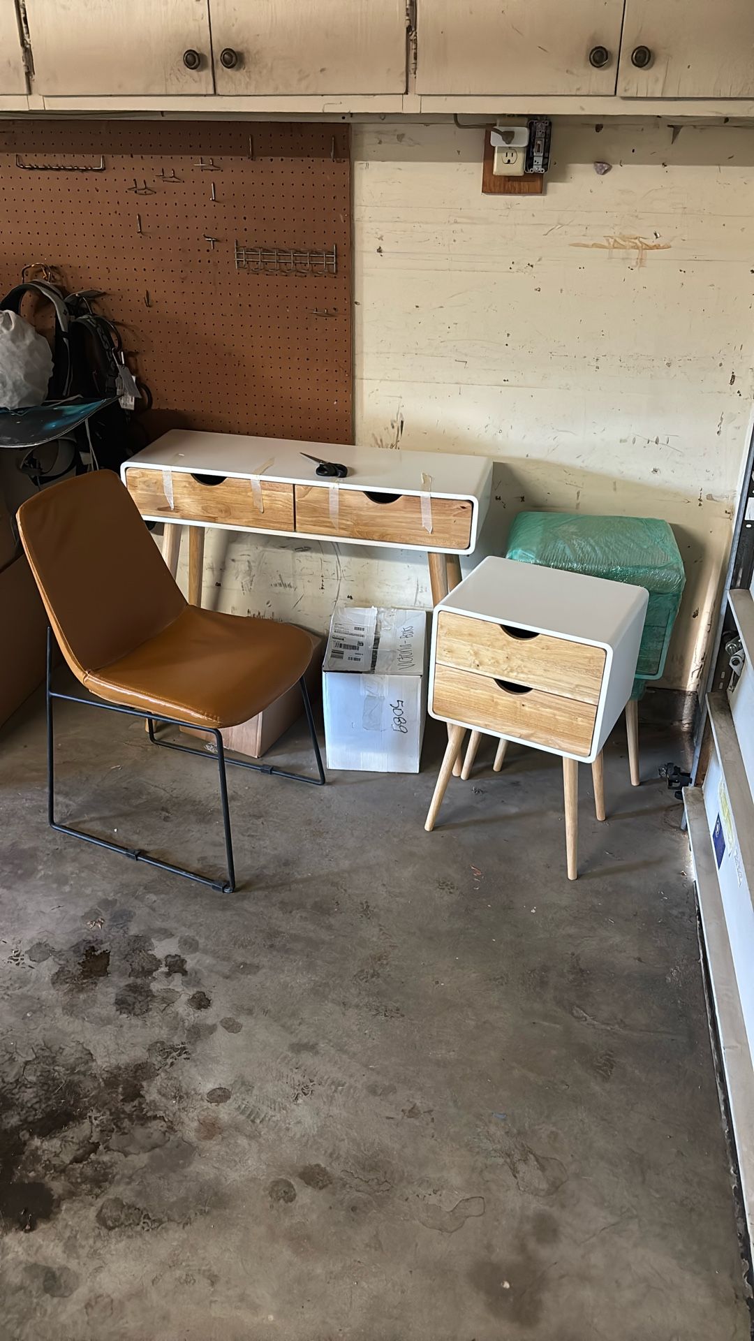 Desk/Vanity, Leather Chair, Bedside / Side Tables 