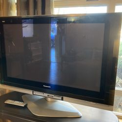Large Panasonic tv with remote 
