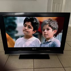 Tv Sony Bravia .  Model # KDL-32L4000 32” . With a fire tv you have a good tv .