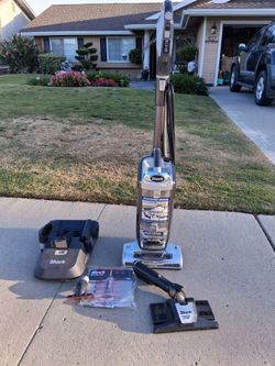 Shark Rotator Powered Lift-Away Upright Vacuum with accessories ( see photos) .. Very Clean!...asking $100.00
