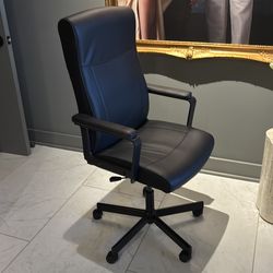 Black rolling  office chair