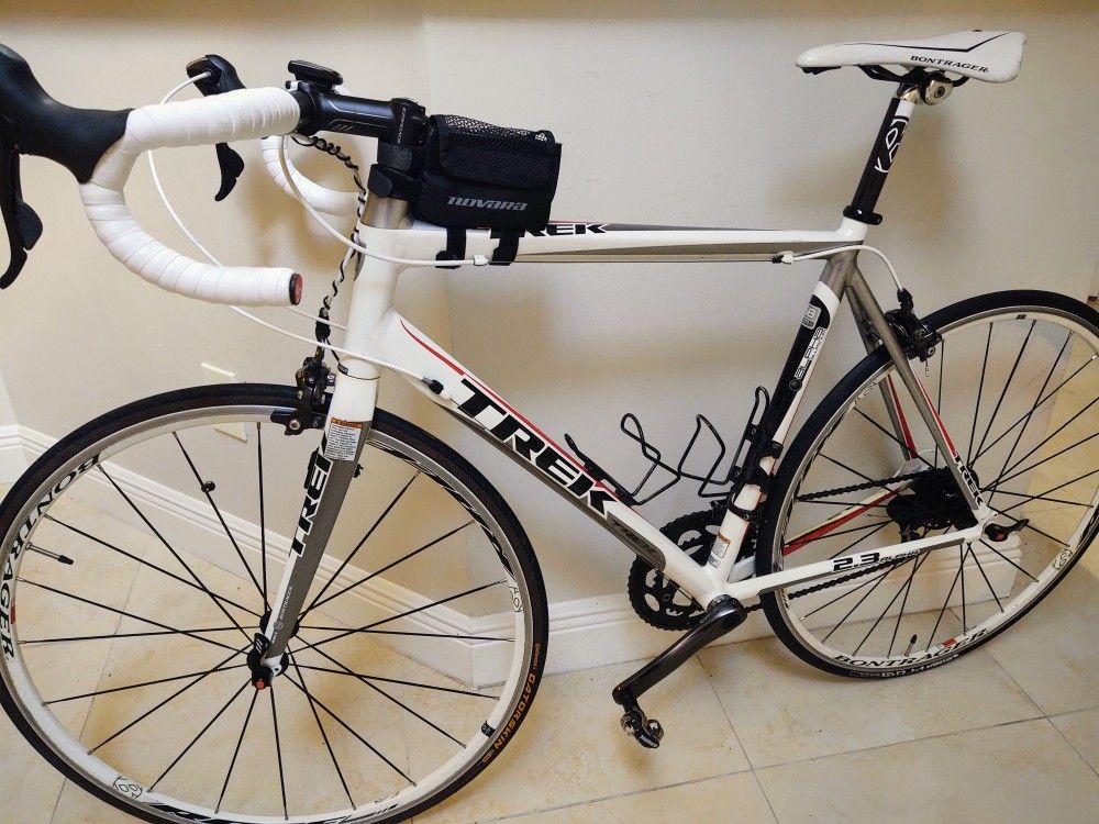 TREK 2.3 ALPHA 105 58cm ROAD BIKE