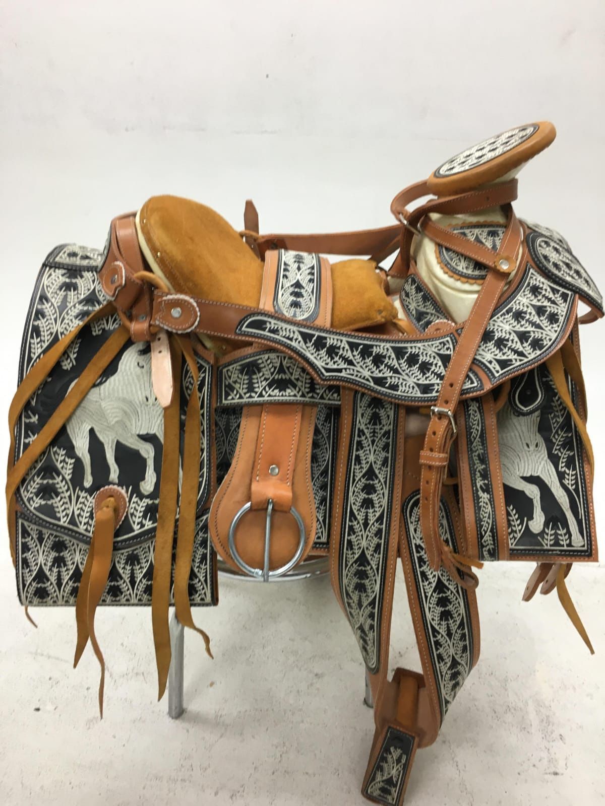Nueva Y Elegante Montura Estilo Trabajo Y Charro