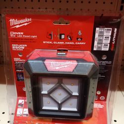 MILWAUKEE M12 LED FLOOD LIGHT ( TOOL ONLY )