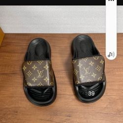 Louis Vuitton Broun Collor Size US9-10