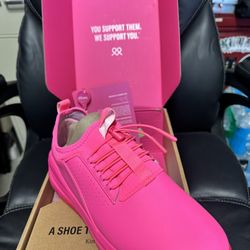 Clove Classic sneakers in the color Hot Pink. 
