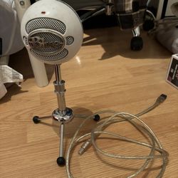 Blue Microphone/ The Snowball In White