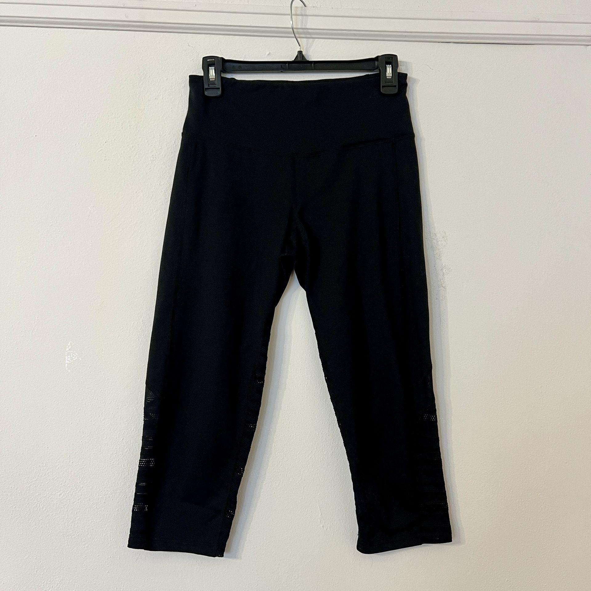 Champion Capri Leggings with mesh/mesh type detail on bottom in black sz medium