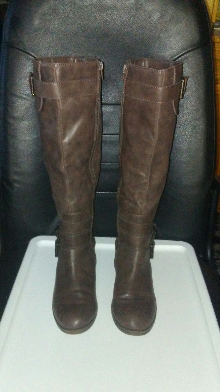 (GENTLY USED) WOMEN'S KNEE- HIGH BOOTS $30.00 OBO.