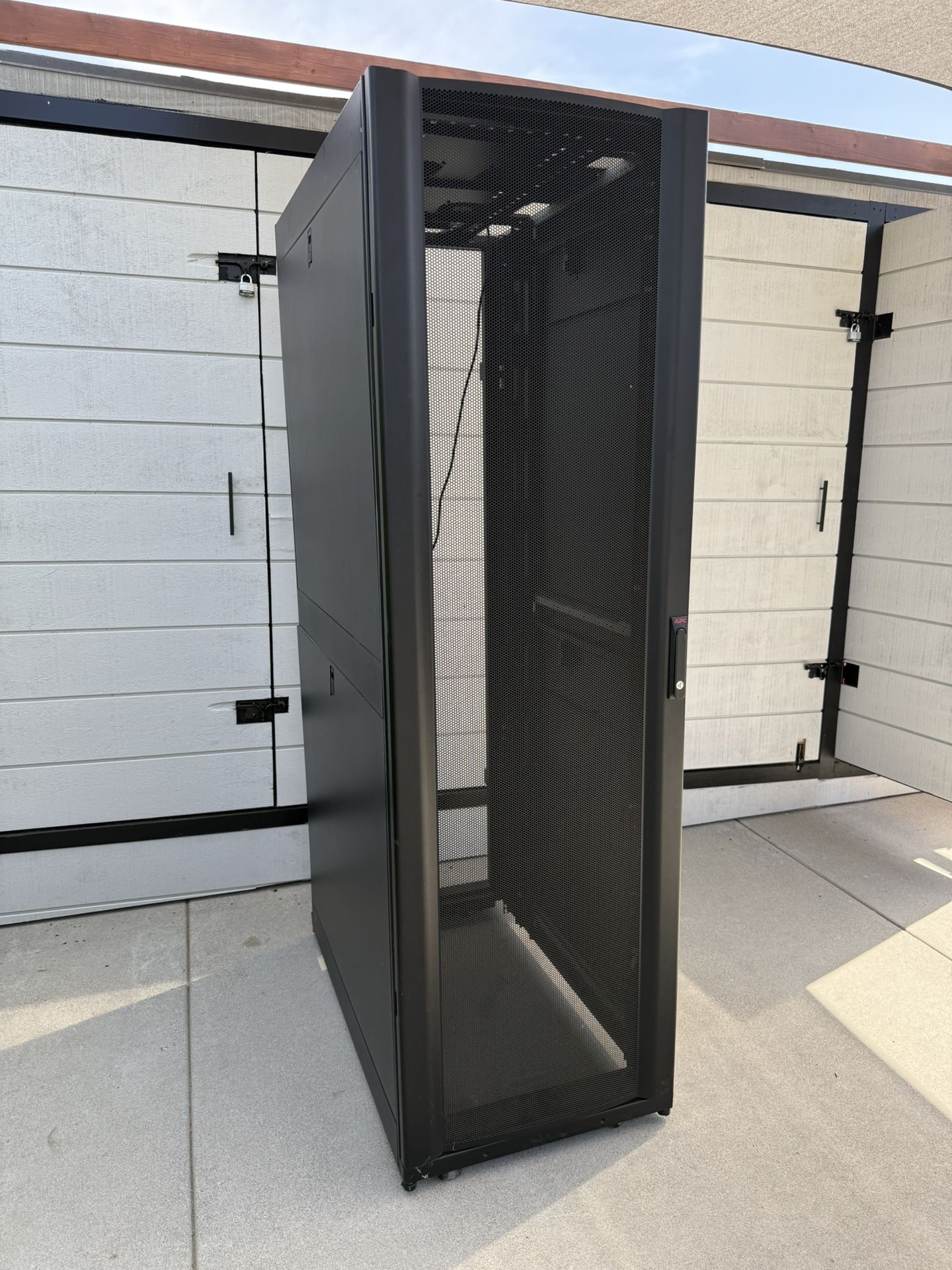 APC Server Cabinet 42U