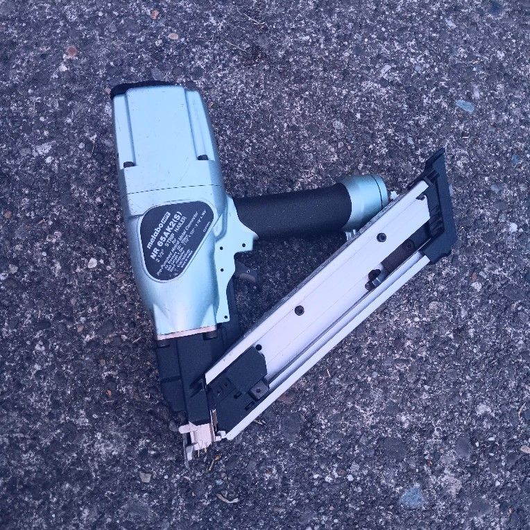 Matabo Hitachi NR65AK(S) Strap-Tite Metal Connectior Teco Nailer. Almost New Condition. For Pick Up Fremont Seattle. No Low Ball/Trades Please