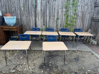GREAT FOR PARTIES !  6 CHILDS CHAIRS