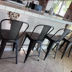 Set Of 4 Chairs. 