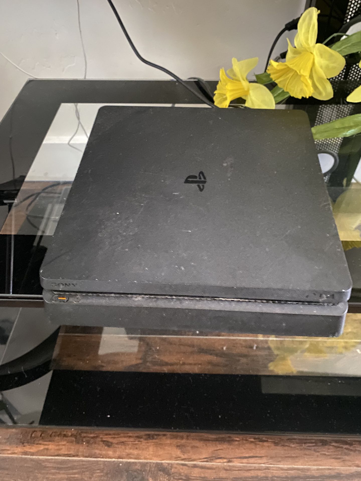 PS4 Slim 1TB 2 controllers