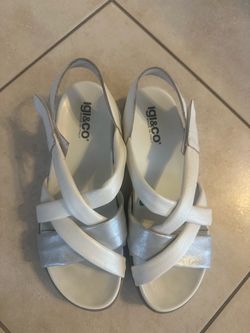 Italian brand IGI&Co leather sandals