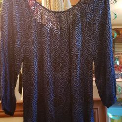 Ladies Small Tunic Style Top With 3/4 Sleeve