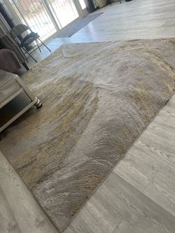 Beautiful rug 7x11 in good condition asking $65!!!