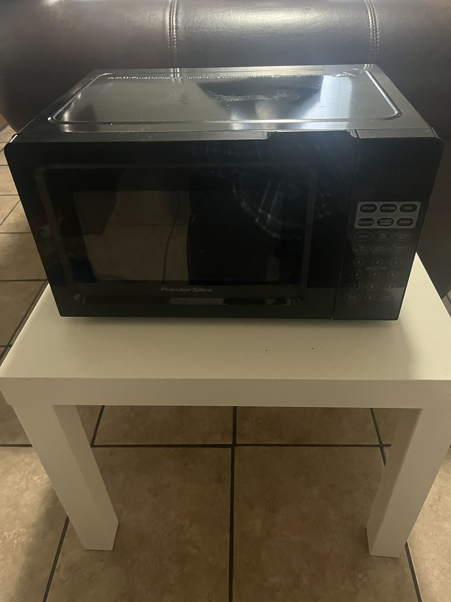 Proctor Silex 0.7 cu ft 700 Watt Microwave Oven - Black 1 ct