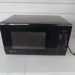 1000 Watts Magic Chef Microwave 