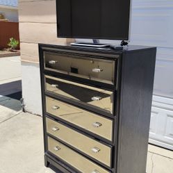 Mirrored Dresser + 32" Vizio Smart TV
