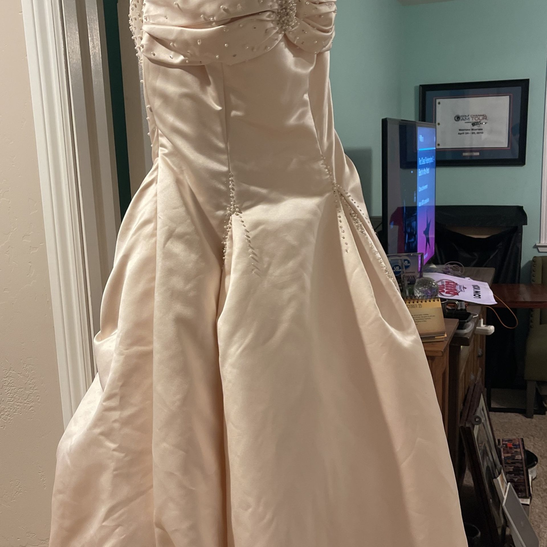 Beautiful Wedding or Prom Dress. for Sale in Bakersfield, CA OfferUp