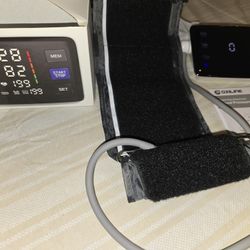 Like New pressure pro upper arm electronic blood pressure monitor, rechargeable batteries. House, Mom, Aunt, Traveling, Dad, grandparents.

Pickup Eas