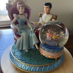 VINTAGE DISNEY  Cinderella With Mice Snow Globe